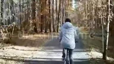 镜头跟踪快乐的夫妇，因为他们骑自行车沿着轨道微笑和乐趣。
